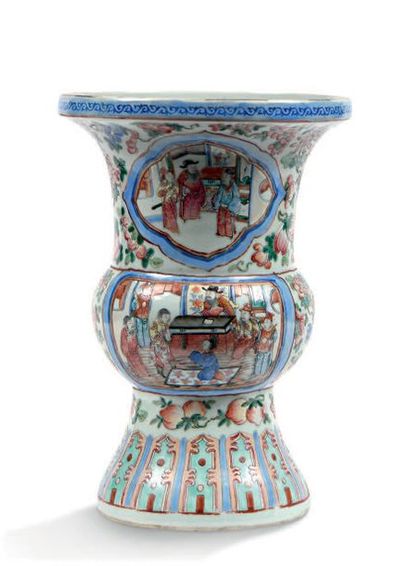 CHINE, Canton XIXe siècle Vase en porcelaine en forme de Zun, à large col évasé et...
