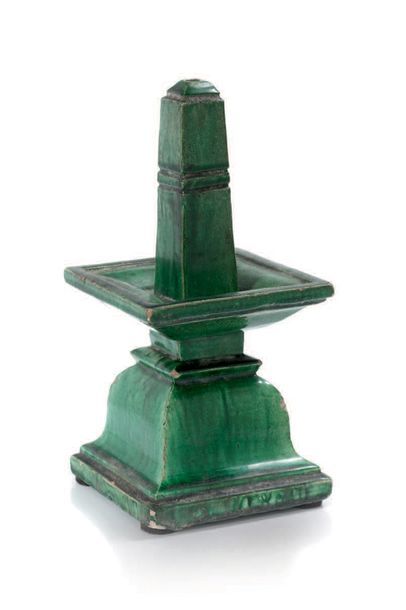 CHINE XVII-XVIIIE SIÈCLE Candélabre en céramique émaillé verte, de forme quadrangulaire.
H....