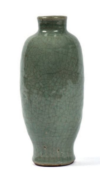 Chine XIXe siècle Petit vase en céramique à glaçure céladon.
H. 22 cm
中国十九世纪 青釉冰...