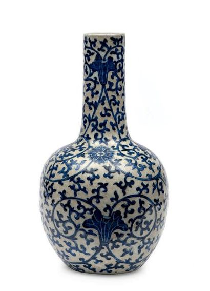 CHINE XXe siècle Vase bouteille en porcelaine bleu-blanc à décor de rinceaux de lotus...
