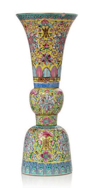 Chine XIXe siècle Vase de forme Gu en porcelaine, à décor en émaux de la famille...