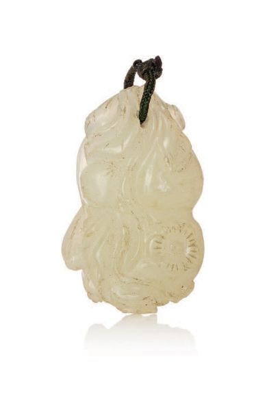 Chine XIXe siècle Pendentif en jade céladon, représentant une coloquinte et feuillage.
H....