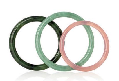 CHINE XXe siècle Lot de trois bracelets jonc, un en jadéite verte, un en jade épinard,...
