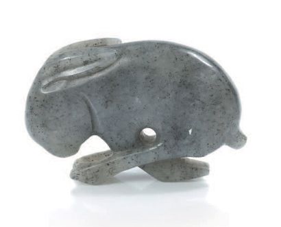 CHINE XXe siècle Pendentif en jade gris moucheté de noir représentant un lapin, les...