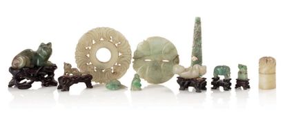 CHINE XXe siècle Ensemble comprenant dix petits sujets en jade dont un singe, un...
