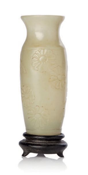 CHINE XVIIIe siècle Petit vase balustre en jade céladon, à décor de fleurs de chrysanthèmes.
H....