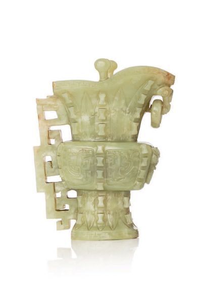 CHINE XXe siècle Vase de style archaïsant en jade, à décor de masques de taotie,...