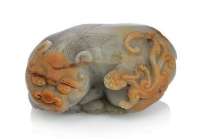 CHINE XXe siècle Groupe en jade céladon veiné de rouille représentant un tigre allongé...