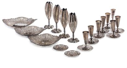 CHINE DU SUD VERS 1900 
Lot d'objets en argent, comprenant trois coupes floriformes,...