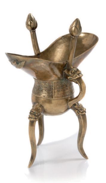 CHINE XXe siècle Vase à libations en forme de jue archaïque tripode, en bronze de...