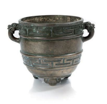 Chine XIXe siècle Brûle-parfum tripode en bronze de patine claire, la paroi haute...