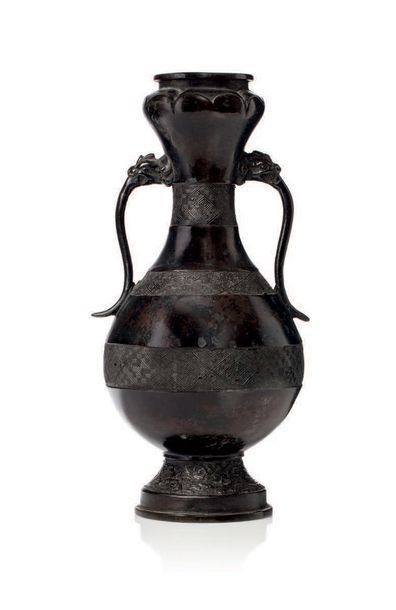 Chine XIXe siècle Vase balustre en bronze de patine noire, à décor de motifs Lei,...