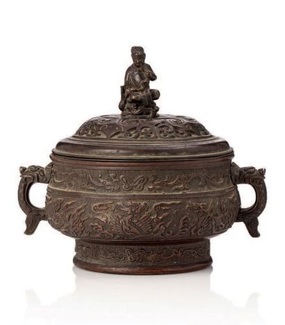 CHINE PÉRIODE QING Brûle-parfum Gui de style archaïsant, en bronze, à décor ciselé...