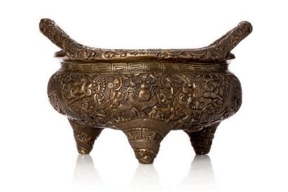 Chine XIXe siècle Brûle-parfum tripode en bronze de patine brun clair à décor ciselé...