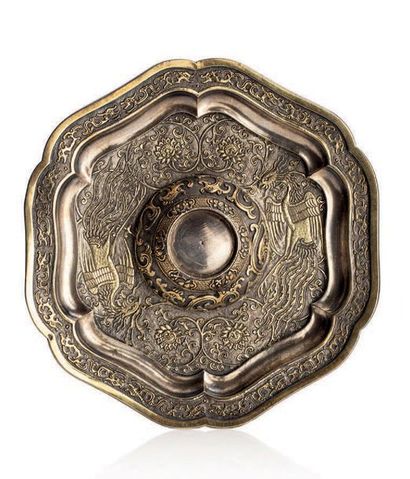 Chine XIXe siècle Présentoir floriforme en métal partiellement doré, à décor ciselé...