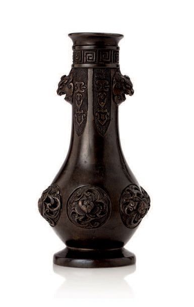 CHINE XVIIE-XVIIIE SIÈCLE Petit vase à long col, pour le matériel à encens, en bronze...