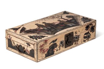 CHINE XXe siècle Coffret en bois à décor de personnages.
Dim. 63,7 x 34 cm x 15,5...