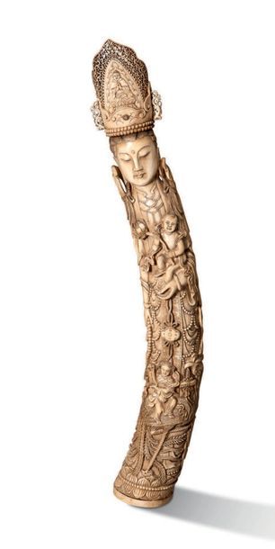 CHINE VERS 1940 
Paire de grands sujets en ivoire, représentant la divinité Guanyin...