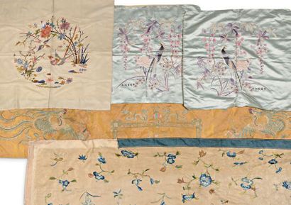 CHINE début XXe siècle Ensemble de cinq textiles en soie brodée, comprenant:
- une...