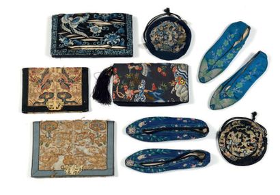 CHINE XXe siècle Lot de huit objets textiles comprenant: quatre pochettes du soir,...