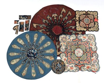 Chine XIXe siècle Ensemble de cinq textiles comprenant quatre napperons formés d'un...