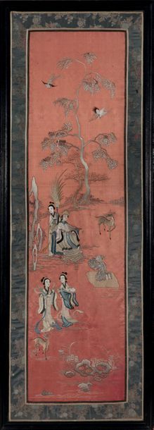 CHINE XXe siècle Grand panneau brodé sur soie corail à décor de déesses du printemps,...