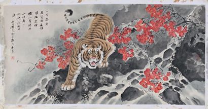 CHINE XXe siècle Deux grands dessins roulés sur papier.
L'un représentant un tigre...