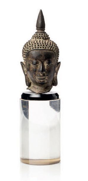 SIAM FIN AYUTHAYA, XVIIE SIÈCLE Tête de Bouddha en bronze, anciennes traces de dorure,...