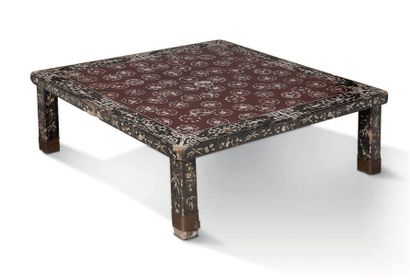 CHINE PÉRIODE KANGXI (1662-1722) Table basse carrée en laque et incrustations de...