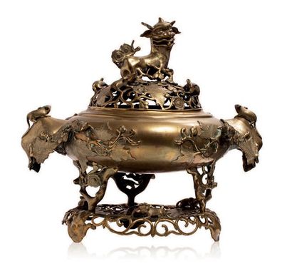 Vietnam vers 1900 Brûle-parfum tripode couvert, en bronze de patine dorée, le couvercle,...