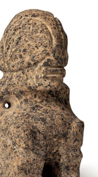 POLYNESIE Statuette «TIKI»
Sculpture tardive en pierre volcanique claire mouchetée...