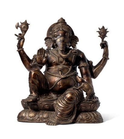 Inde XXe siècle Statue en bronze figurant le dieu Ganesha à quatre bras, assis en...
