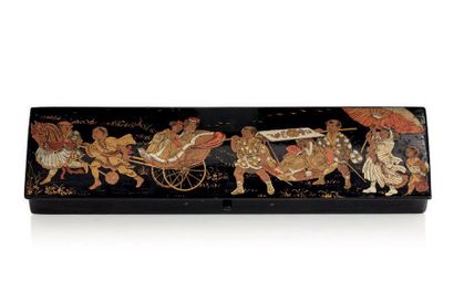 JAPON vers 1900 
Plumier en laque à décor d'une procession de personnages.
H. 3 cm...