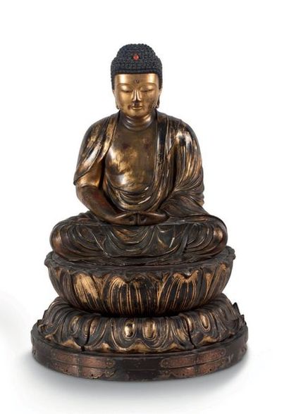 JAPON FIN DE LA PÉRIODE EDO Bouddha en bois laqué or assis sur son socle en lotus.
H....