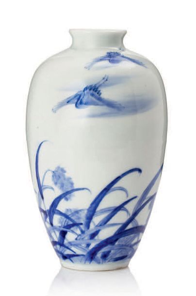 JAPON vers 1900 
Vase ovoïde à petit col en porcelaine bleublanc à décor de grues...