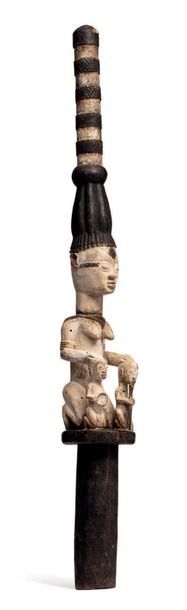 NIGERIA Poteau de chefferie IGBO Sculpté d'une femme de haut rang, une main sur la...
