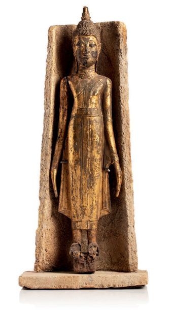 SIAM, AYUTTHAYA XVIIE SIÈCLE Statuette en bois laqué et doré, représentant le Bouddha...