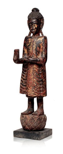 BIRMANIE XVIII-XIXE SIÈCLE Statue de Bouddha en bois laqué, représenté debout sur...