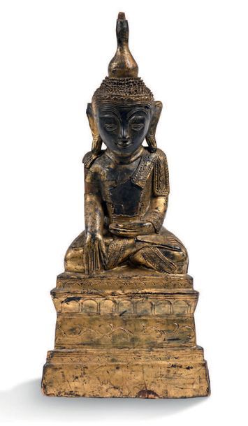 BIRMANIE FIN XIXE SIÈCLE Bouddha en bois doré, figuré assis en méditation sur une...