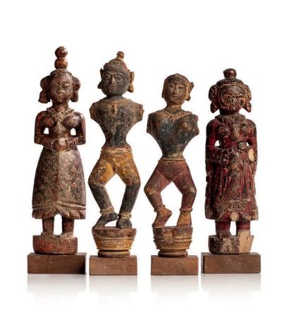 Inde du nord XIXè siècle Quatre statuettes en bois anciennement polychromes, représentant...