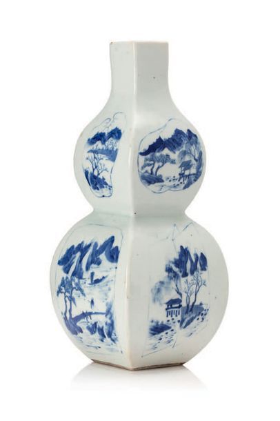 CHINE vers 1900 
Vase coloquinte en porcelaine blanche, à décor en bleu sous couverte...