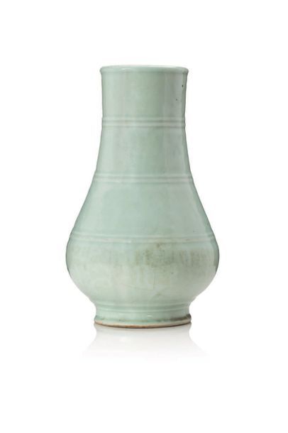 CHINE MARQUE ET ÉPOQUE GUANGXU Vase balustre en porcelaine et émail céladon, à décor...