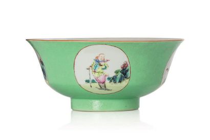 Chine XIXe siècle Coupe en porcelaine émaillée vert, à décor sgrafiato de rinceaux...
