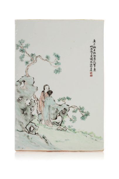 CHINE XXe siècle Plaque en porcelaine à décor polychrome de deux jeunes femmes dans...