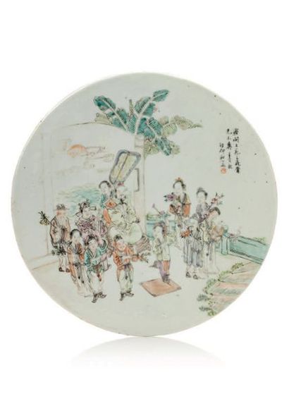 CHINE PÉRIODE RÉPUBLIQUE Plaque ronde en porcelaine et émaux qian jiang cai, à décor...
