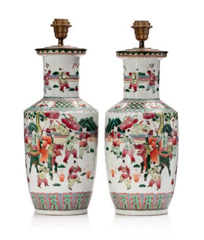 CHINE vers 1900 
Paire de vases balustres en porcelaine et émaux de la famille rose,...