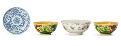 CHINE XXe siècle Lot de quatre porcelaines dont une paire de bols à décor de dragons...