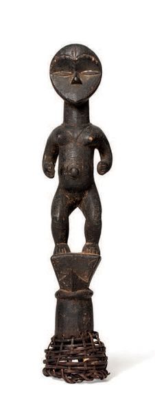 NIGÉRIA CIMIER IBIBIO/EKET Sculpté d'un personnage à épaisse patine noire, base en...