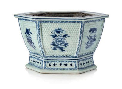 Chine XIXe siècle Jardinière hexagonale en porcelaine à décor de médaillons floraux...