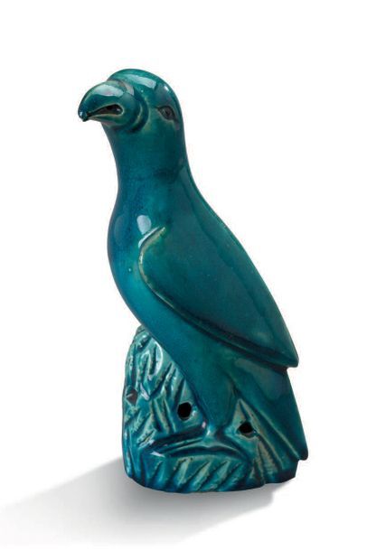 Chine XIXe siècle Sujet en biscuit émaillé bleu turquoise, représentant une perruche.
H....